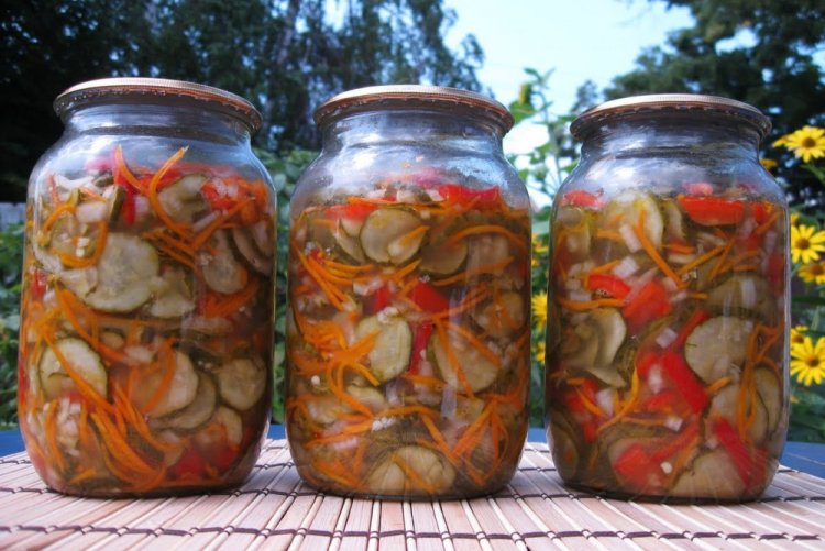 Овощной салат из огурцов и моркови на зиму