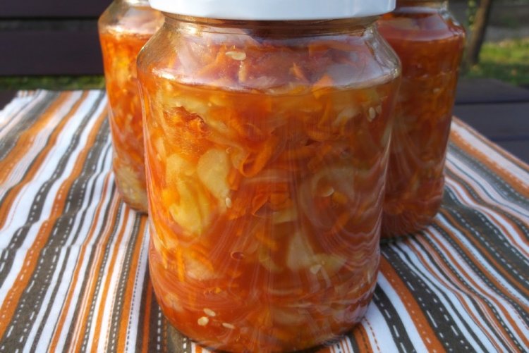 Салат из огурцов и моркови с томатной пастой на зиму