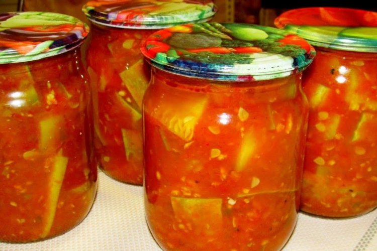 Салат из кабачков и помидоров с томатной пастой