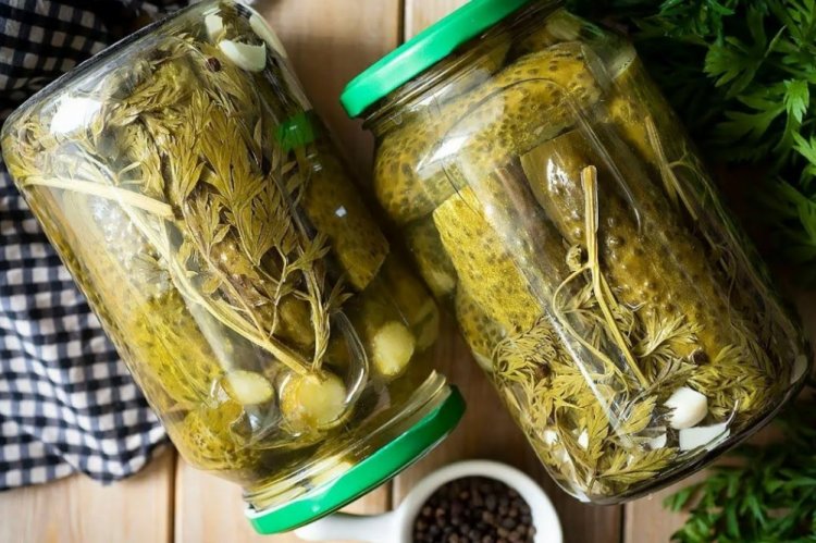 Огурцы с морковной ботвой и уксусом