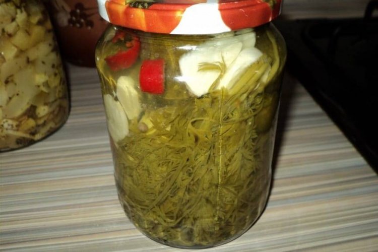 Огурцы с морковной ботвой со стерилизацией