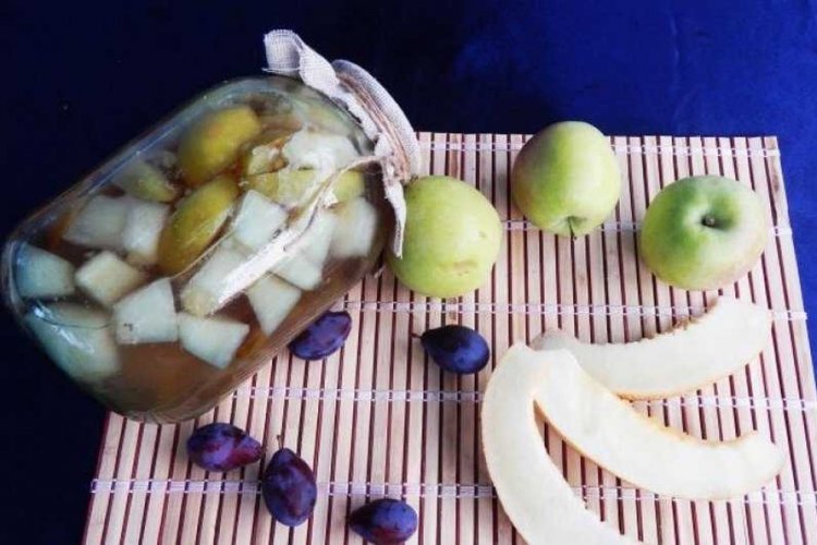 Компот из дыни, сливы и яблок на зиму
