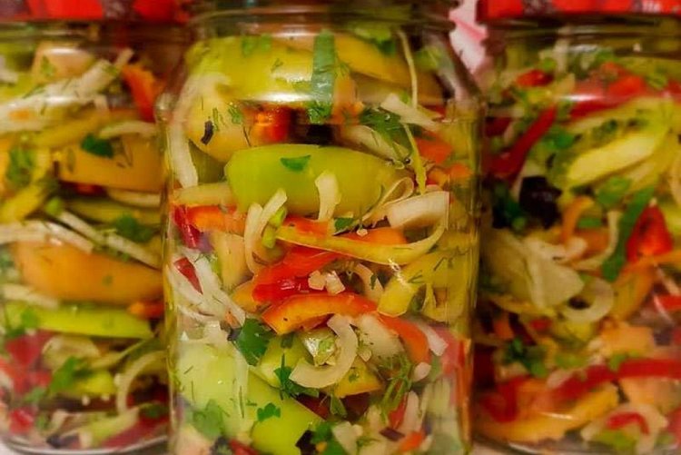 Салат Охотничий с зелеными помидорами на зиму