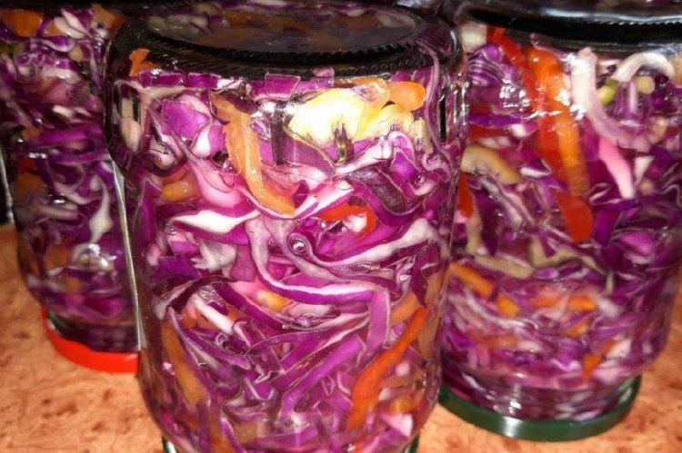 Салат Охотничий с краснокочанной капустой на зиму