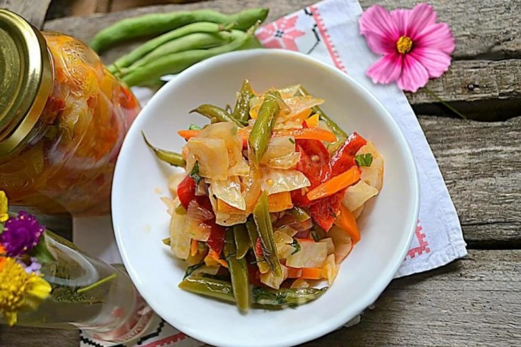 Стручковая фасоль с капустой и овощами на зиму