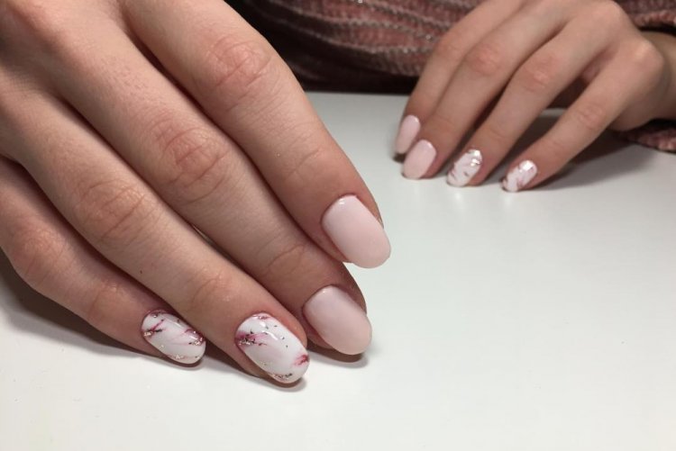 Маникюр «Светлый мрамор»