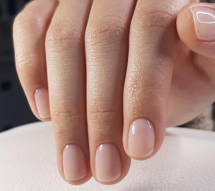 Прозрачный нюд на короткие ногти