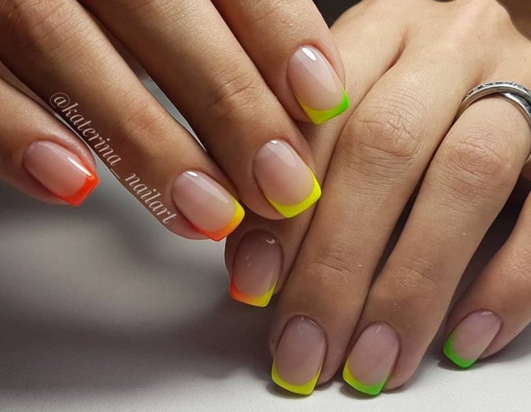 Цветной френч на короткие ногти