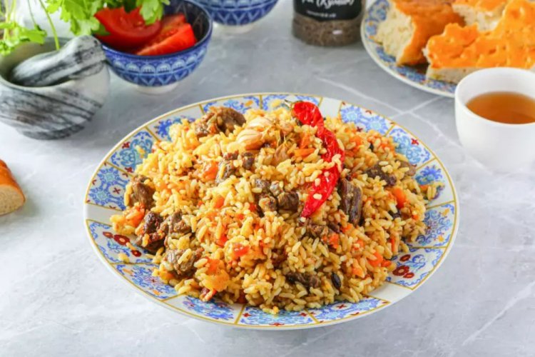 Плов со свининой и овощами в казане на костре