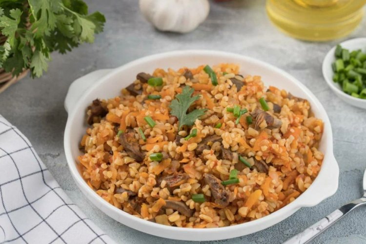 Плов из булгура с куриными сердечками на костре