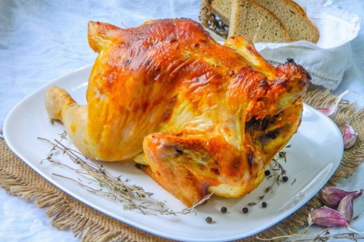 Курица-гриль в сметане с чесноком, запеченная в духовке