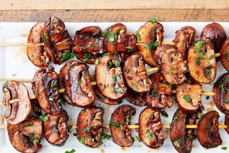 Шампиньоны на гриле, маринованные с белым вином и соком лимона