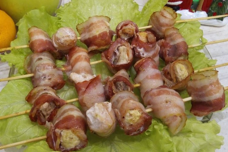 Шампиньоны с беконом на гриле