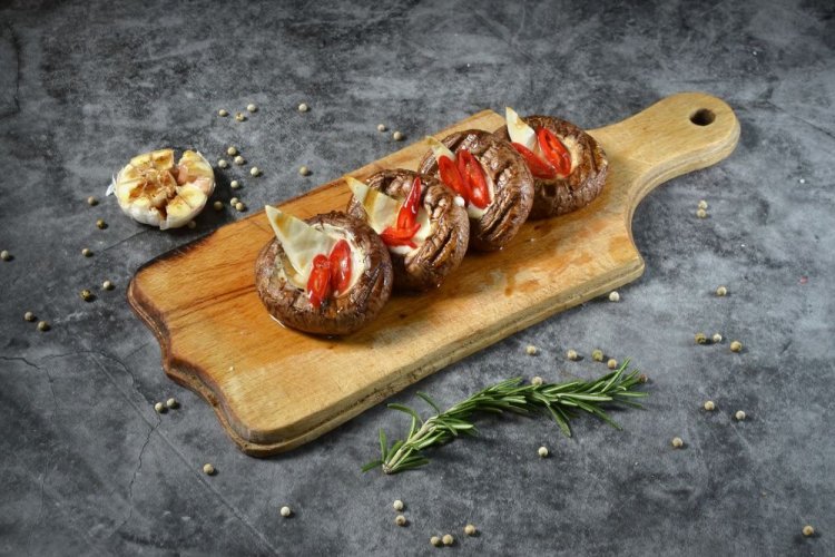 Шляпки шампиньонов с моцареллой и острым перцем на гриле