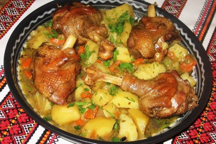 Утка с картошкой и курагой в афганском казане