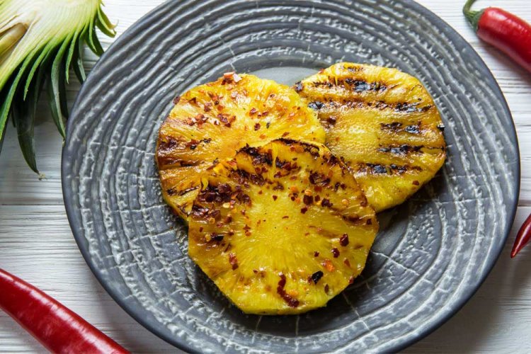 Ананас с перцем чили на электрогриле