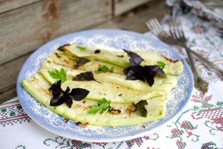 Кабачки на гриле, маринованные в сметане с горчицей