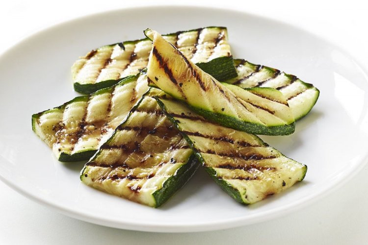 Кабачки на гриле, маринованные в белом вине