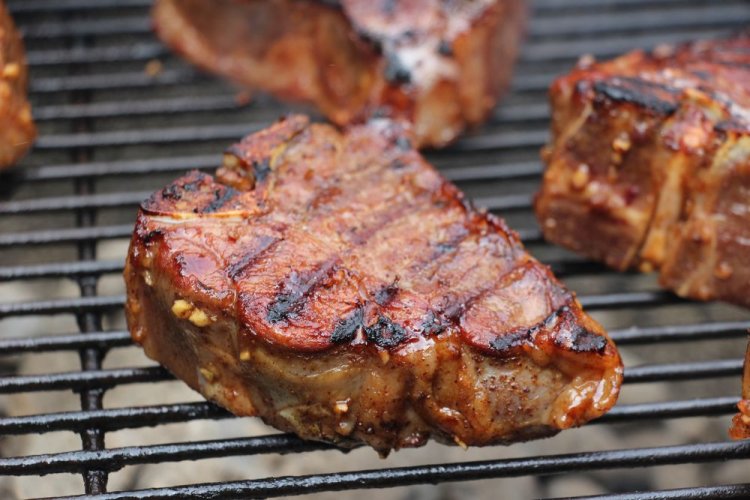 Стейки из свинины в медово-горчичном маринаде на мангале