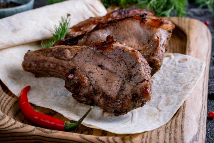 Свиная корейка с горчицей и сметаной на мангале