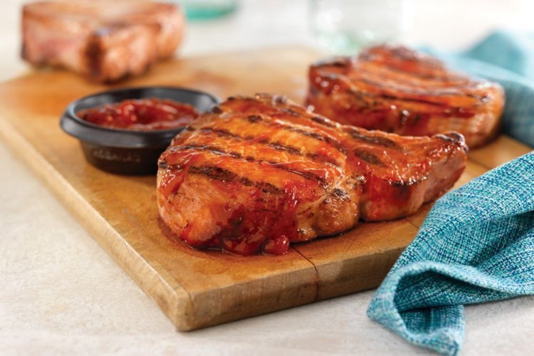 Стейки из свинины в томатном маринаде на мангале