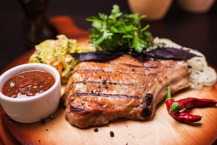 Стейки из свинины в пивном маринаде, жаренные на мангале