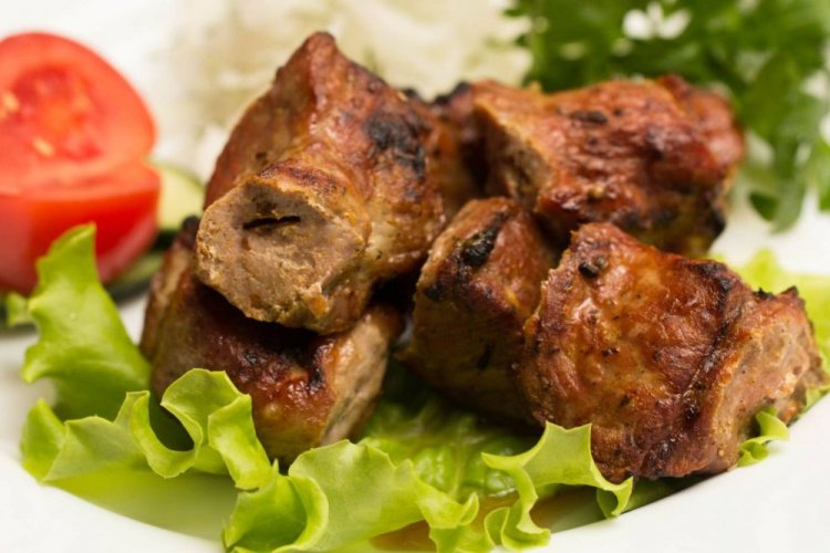 Шашлык из баранины, маринованный с луком, зеленью и айраном