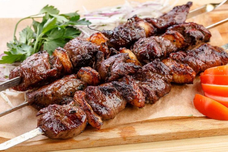 Шашлык из баранины, маринованный в белом вине с имбирем