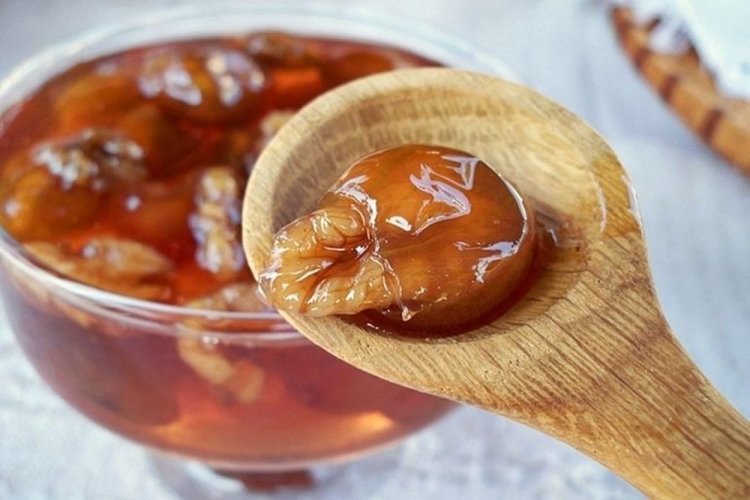 Янтарное варенье из облепихи с грецкими орехами