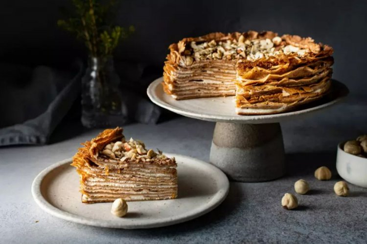 Блинный торт с кокосовым кремом и фундуком