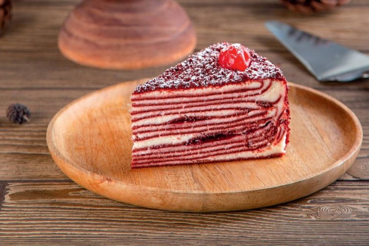 Торт из вишневых блинов со сметанным кремом