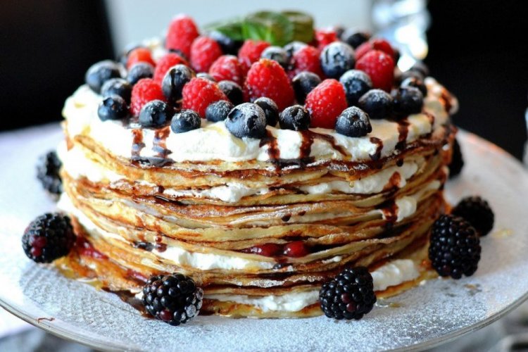 Блинный торт со взбитыми сливками и ягодами