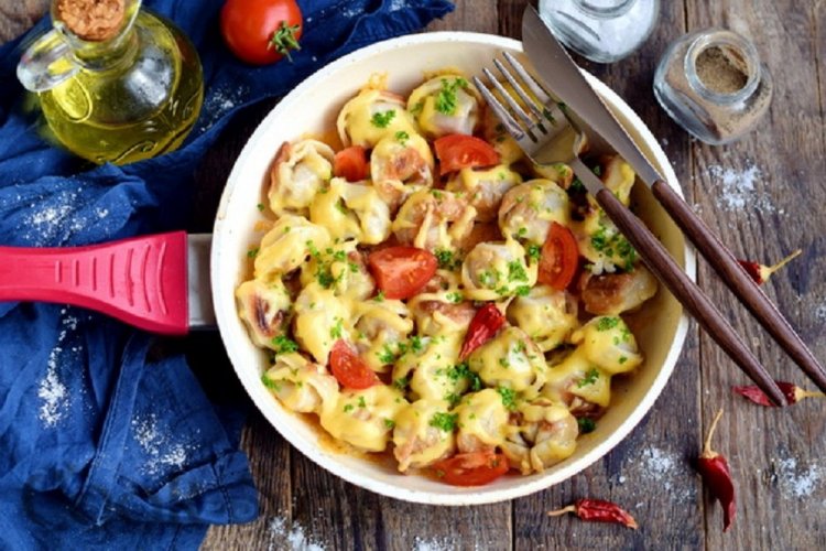 Пельмени под помидорами и сыром