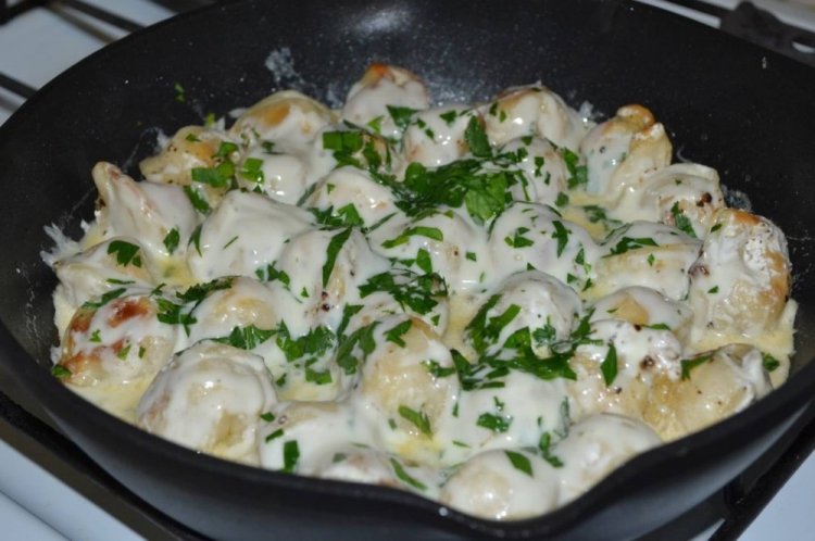 Пельмени в сметане на сковороде