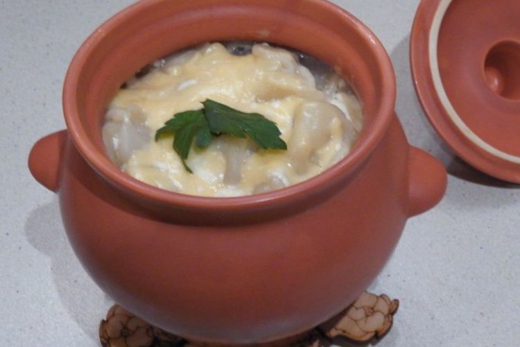 Пельмени в горшочках в сметане