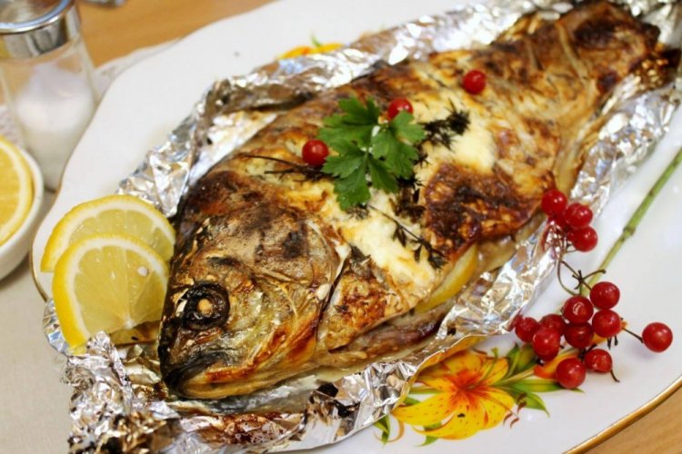 Карась в фольге в духовке