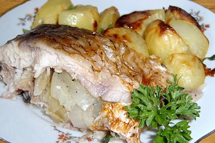 Карась кусочками в духовке