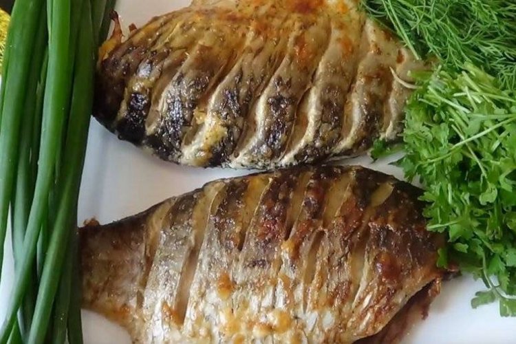 Карась с луком, запеченный в духовке