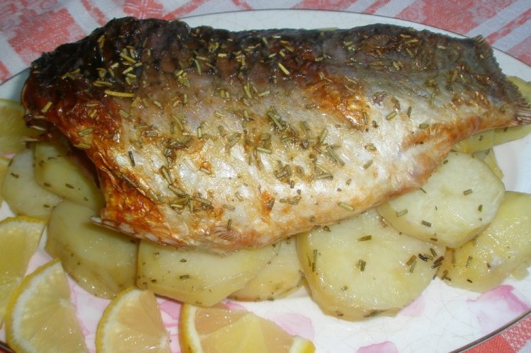Карась с картошкой в духовке