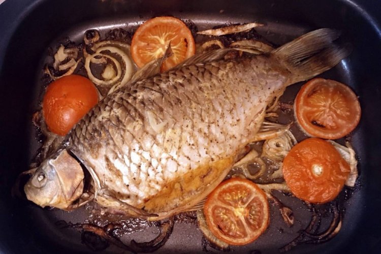 Карась с помидорами и болгарским перцем в духовке