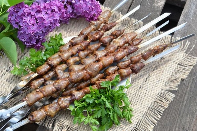 Куриные сердечки на мангале, маринованные в сметане с чесноком