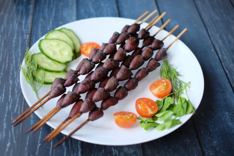 Шашлык из куриных сердечек, маринованных в белом вине с имбирем