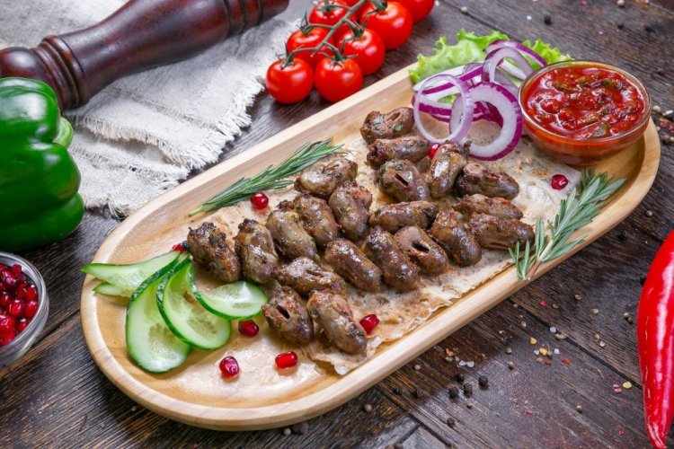Куриные сердечки на мангале, маринованные в гранатовом соусе с луком