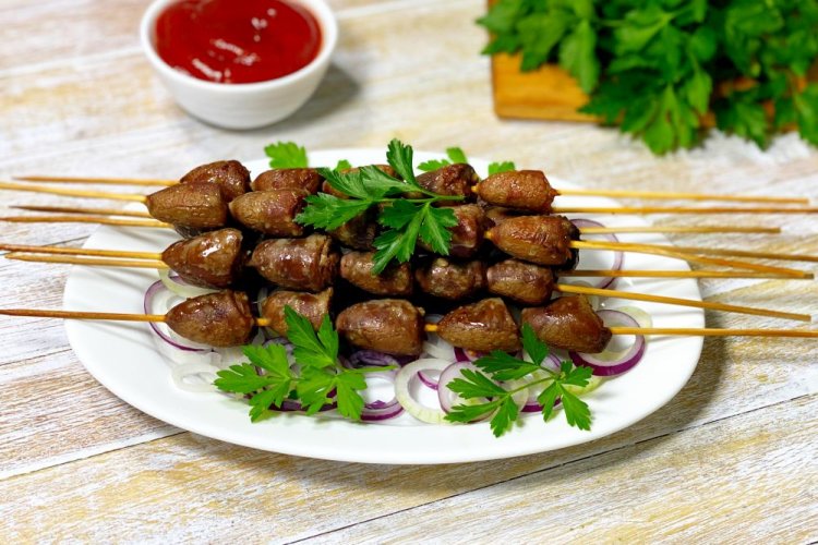 Куриные сердечки с чесноком и лимонным соком на мангале