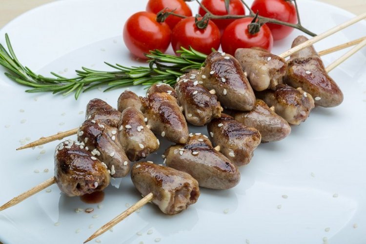 Шашлык из куриных сердечек с розмарином и лимонным соком