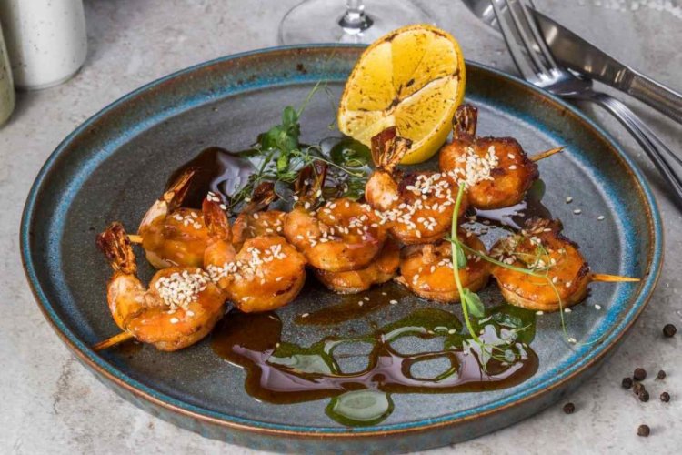 Креветки в маринаде из апельсинового джема и соуса барбекю на гриле