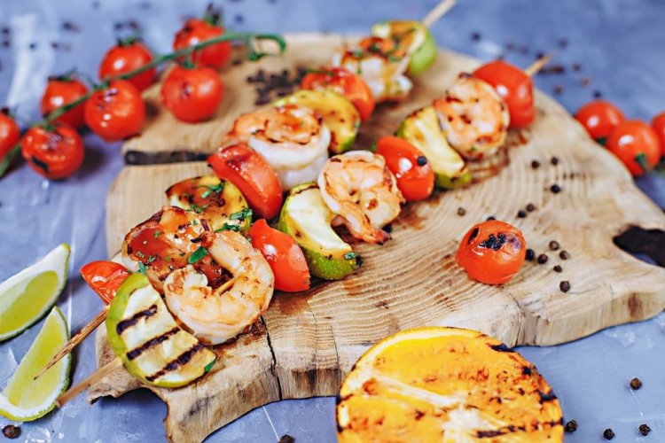 Креветки с цукини, лаймом и помидорами черри на гриле