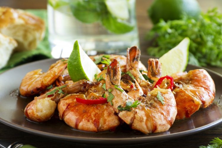 Креветки с лаймом и белым вином на гриле
