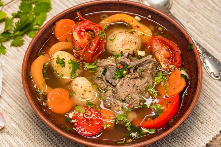 Шурпа из нескольких видов мяса в казане