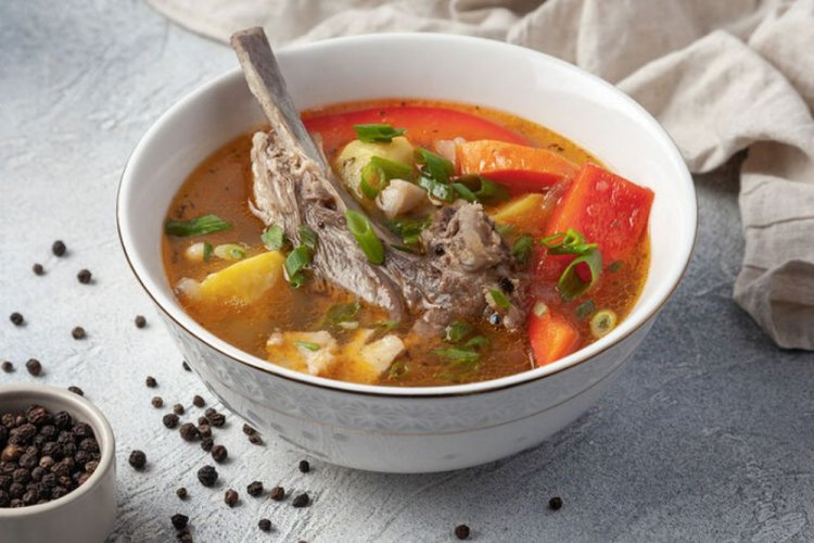 Пикантная шурпа из баранины с имбирем и огуречным рассолом